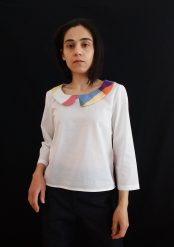 kallioπ ΓΥΝΑΙΚΕΙΑ ΜΠΛΟΥΖΑ ΜΕ ΑΣΥΜΜΕΤΡΟ ΓΙΑΚΑ, ΜΑΚΡΥ ΜΑΝΙΚΙ, ΚΑΡΟ - ΛΕΥΚΗ - Image 2